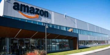 Centro logístico de Amazon con su logo, vinculado a la retirada de más de 50 productos peligrosos.