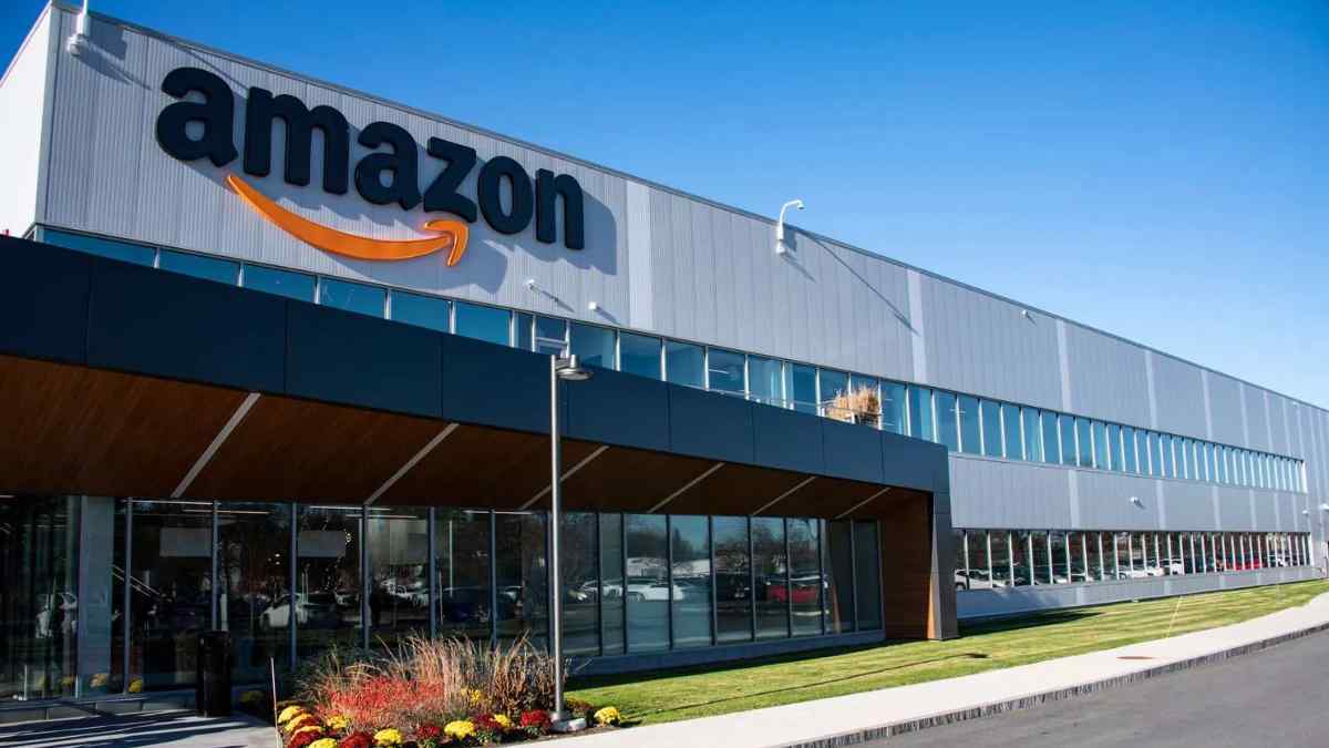 Centro logístico de Amazon con su logo, vinculado a la retirada de más de 50 productos peligrosos.