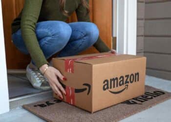Entrega de paquete Amazon con ofertas de colchón viscoelástico y accesorios para dormir fresco y cómodo en noches de verano.