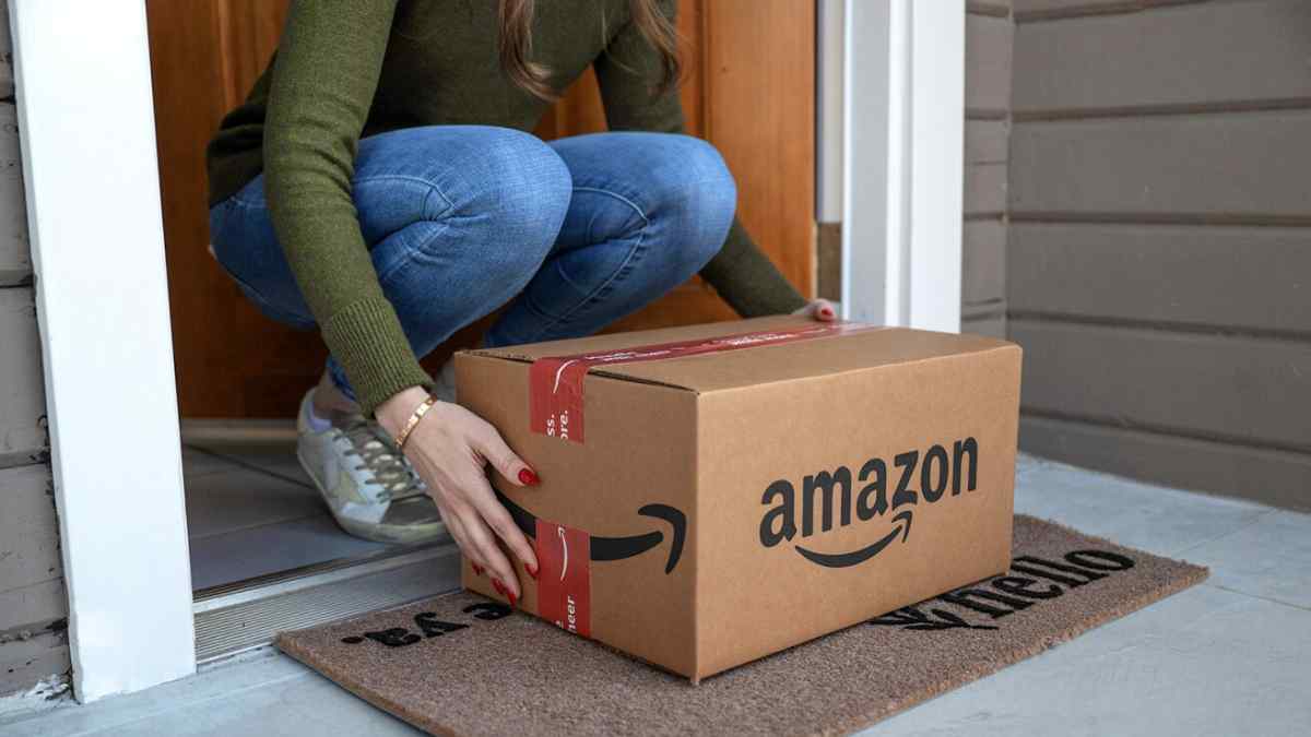 Entrega de paquete Amazon con ofertas de colchón viscoelástico y accesorios para dormir fresco y cómodo en noches de verano.