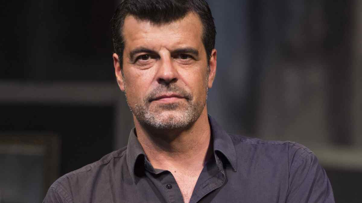 Andoni Ferreño mirando de frente a cámara.