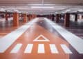 Interior del aparcamiento subterráneo de Plaza España, preparado con espacios para coches eléctricos y señalización moderna.