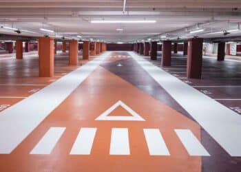 Interior del aparcamiento subterráneo de Plaza España, preparado con espacios para coches eléctricos y señalización moderna.