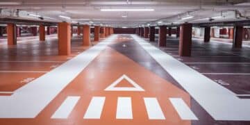 Interior del aparcamiento subterráneo de Plaza España, preparado con espacios para coches eléctricos y señalización moderna.