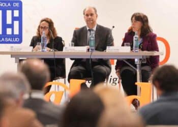 responsables del Sermas presentan el nuevo asistente virtual para citas médicas en Madrid.