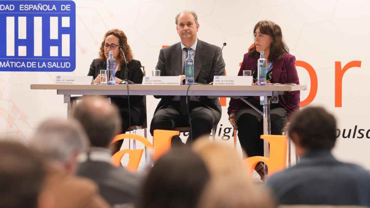 responsables del Sermas presentan el nuevo asistente virtual para citas médicas en Madrid.