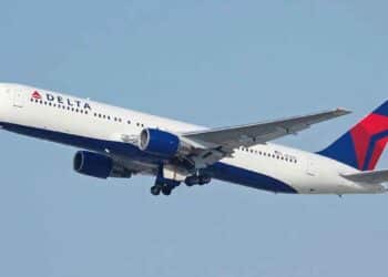 Avión Airbus A330 de Delta Air Lines en vuelo antes del aterrizaje de emergencia en Azores