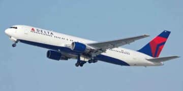 Avión Airbus A330 de Delta Air Lines en vuelo antes del aterrizaje de emergencia en Azores