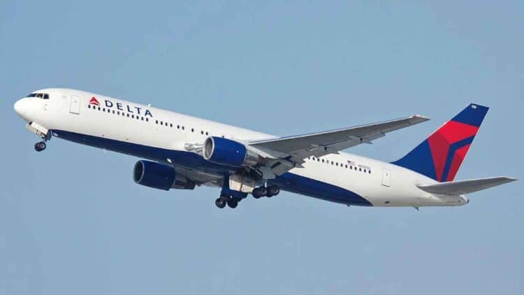 Avión Airbus A330 de Delta Air Lines en vuelo antes del aterrizaje de emergencia en Azores