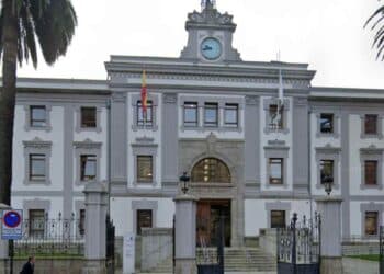Fachada principal de la Audiencia Provincial de A Coruña, tribunal que anuló la indemnización al esposo por cesárea con histerectomía.