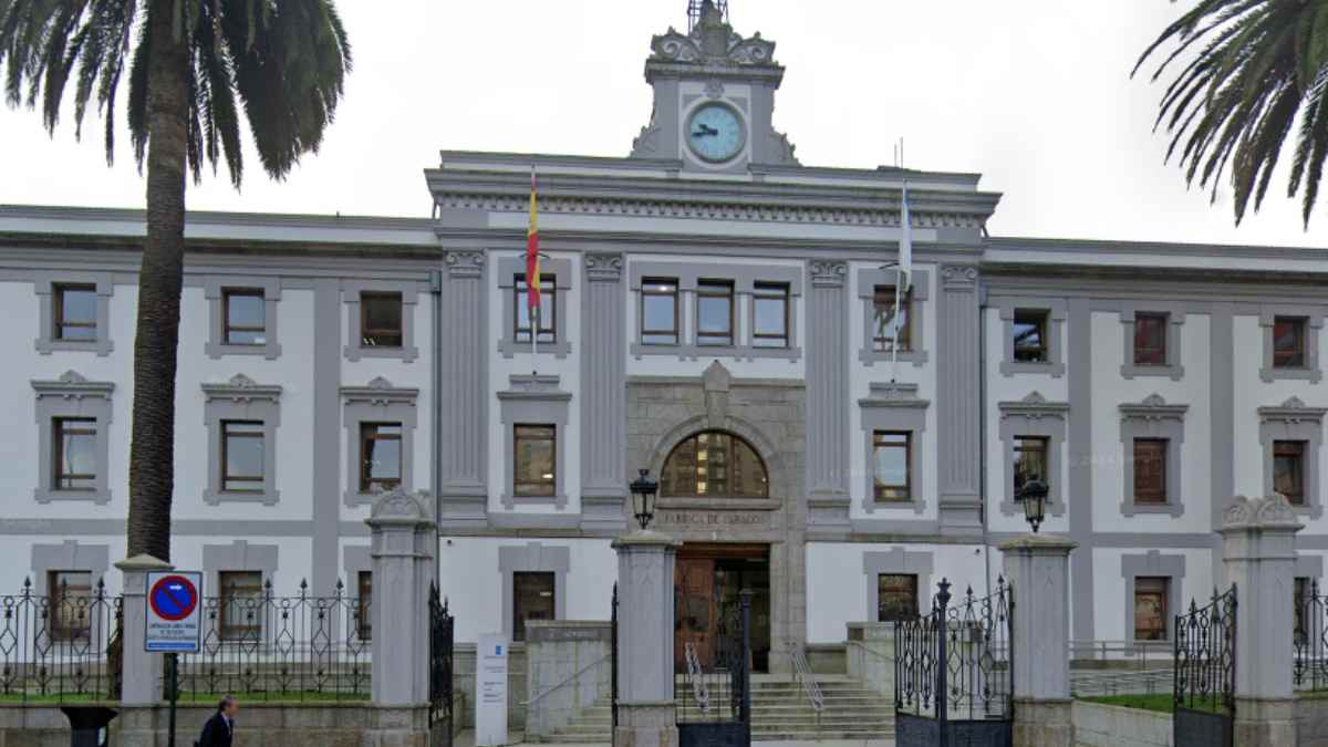 Fachada principal de la Audiencia Provincial de A Coruña, tribunal que anuló la indemnización al esposo por cesárea con histerectomía.