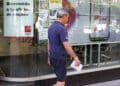Persona entrando a una oficina de empleo en Madrid, donde se gestionan subsidios del SEPE.