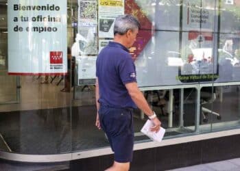 Persona entrando a una oficina de empleo en Madrid, donde se gestionan subsidios del SEPE.