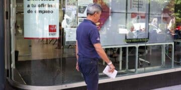 Persona entrando a una oficina de empleo en Madrid, donde se gestionan subsidios del SEPE.