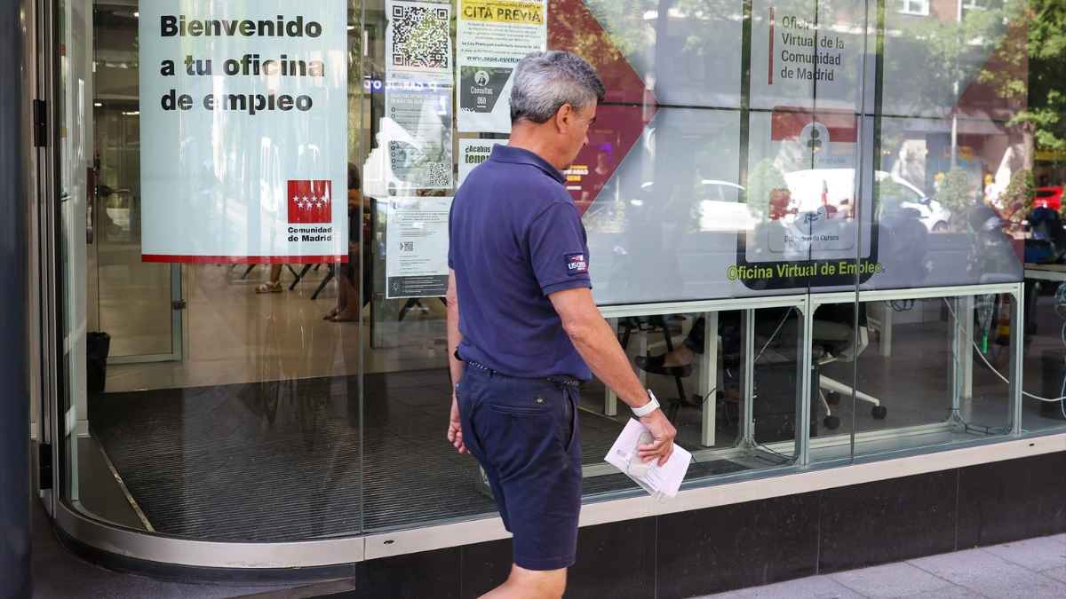 Persona entrando a una oficina de empleo en Madrid, donde se gestionan subsidios del SEPE.
