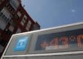 Termómetro digital en Madrid marcando 43 grados durante aviso amarillo por calor extremo