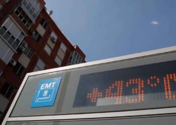 Termómetro digital en Madrid marcando 43 grados durante aviso amarillo por calor extremo