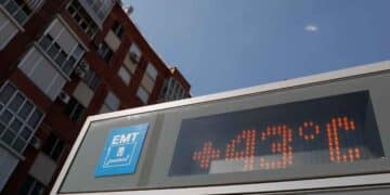 Termómetro digital en Madrid marcando 43 grados durante aviso amarillo por calor extremo