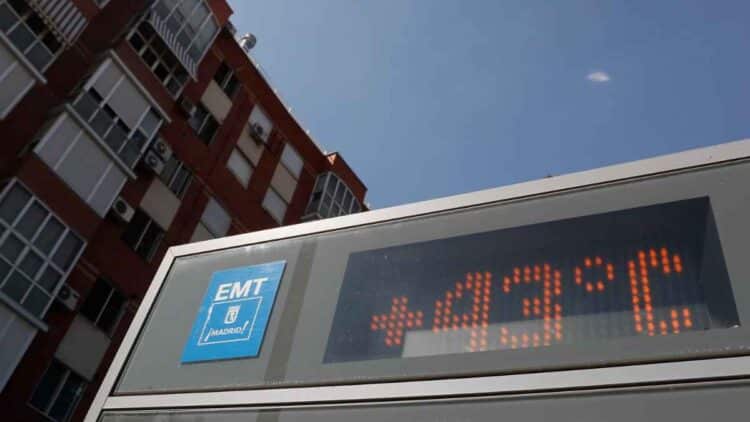 Termómetro digital en Madrid marcando 43 grados durante aviso amarillo por calor extremo