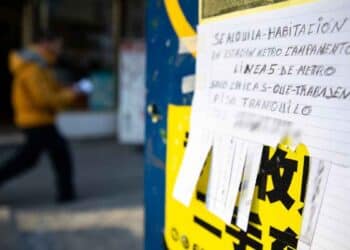Anuncio de alquiler de habitación en Madrid cerca de la estación de metro, destinado a chicas trabajadoras.
