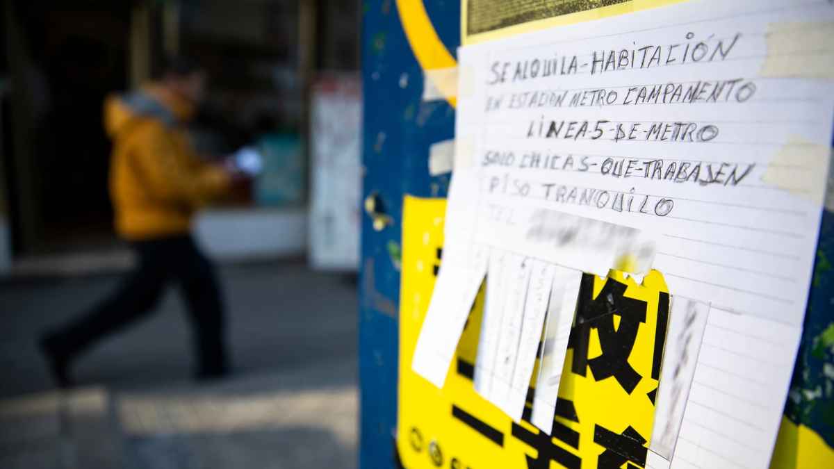 Anuncio de alquiler de habitación en Madrid cerca de la estación de metro, destinado a chicas trabajadoras.