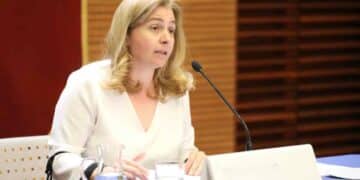 Representante del Ayuntamiento de Madrid anuncia la subida salarial adicional del 0,5 % para 40.000 empleados municipales.