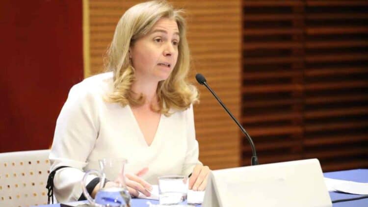 Representante del Ayuntamiento de Madrid anuncia la subida salarial adicional del 0,5 % para 40.000 empleados municipales.