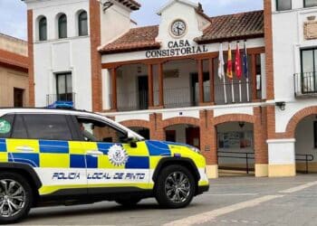 Coche de Policía Local de Pinto frente a la Casa Consistorial, edificio municipal donde se gestionan los trámites de empadronamiento.