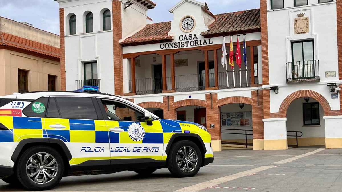 Coche de Policía Local de Pinto frente a la Casa Consistorial, edificio municipal donde se gestionan los trámites de empadronamiento.