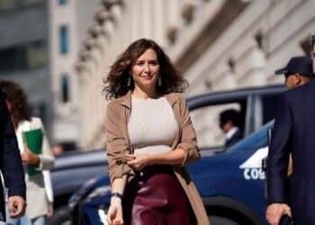 Isabel Díaz Ayuso llega al evento mientras regula tarifas de VTC en situaciones de alta demanda