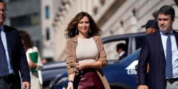 Isabel Díaz Ayuso llega al evento mientras regula tarifas de VTC en situaciones de alta demanda