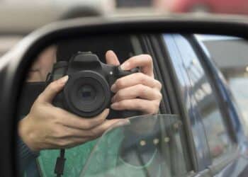Detective privado contratado por una empresa vigilando a un trabajador durante su baja laboral en España