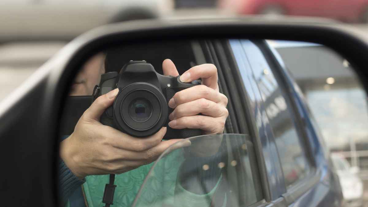 Detective privado contratado por una empresa vigilando a un trabajador durante su baja laboral en España