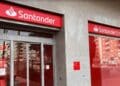 Fachada de una sucursal de Banco Santander en España, apuesta por formación continua y becas digitales ante la IA.