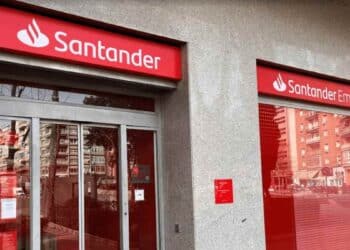 Fachada de una sucursal de Banco Santander en España, apuesta por formación continua y becas digitales ante la IA.
