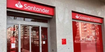 Fachada de una sucursal de Banco Santander en España, apuesta por formación continua y becas digitales ante la IA.