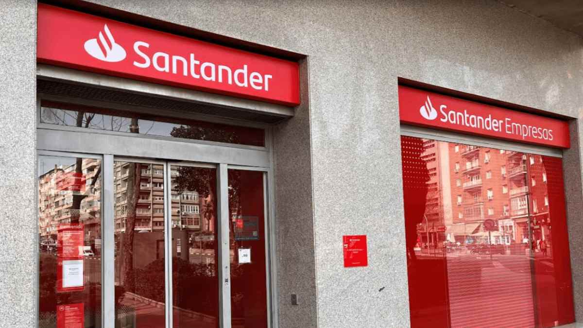 Fachada de una sucursal de Banco Santander en España, apuesta por formación continua y becas digitales ante la IA.