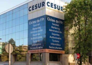 Fachada acristalada del centro privado de FP CESUR en Madrid, posible destino de las nuevas becas de Formación Profesional.