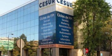 Fachada acristalada del centro privado de FP CESUR en Madrid, posible destino de las nuevas becas de Formación Profesional.