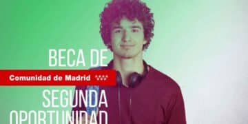 Joven madrileño promocionando las becas Segunda Oportunidad de la Comunidad de Madrid, ayudas de hasta 2.800 euros.