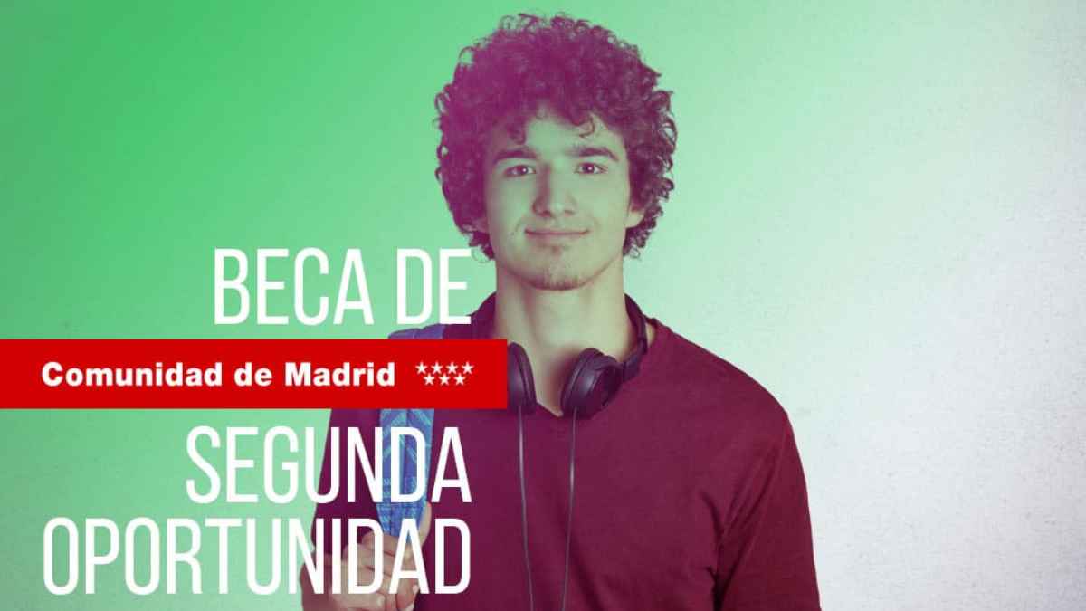 Joven madrileño promocionando las becas Segunda Oportunidad de la Comunidad de Madrid, ayudas de hasta 2.800 euros.