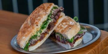 Bocadillo de carne con rúcula y pan crujiente servido en Chez Pepito en Chamberí