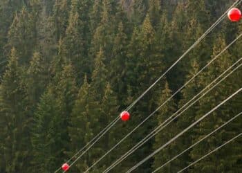 Bolas rojas en cables de alta tensión que señalan el tendido eléctrico a pilotos.