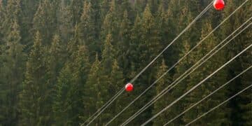 Bolas rojas en cables de alta tensión que señalan el tendido eléctrico a pilotos.