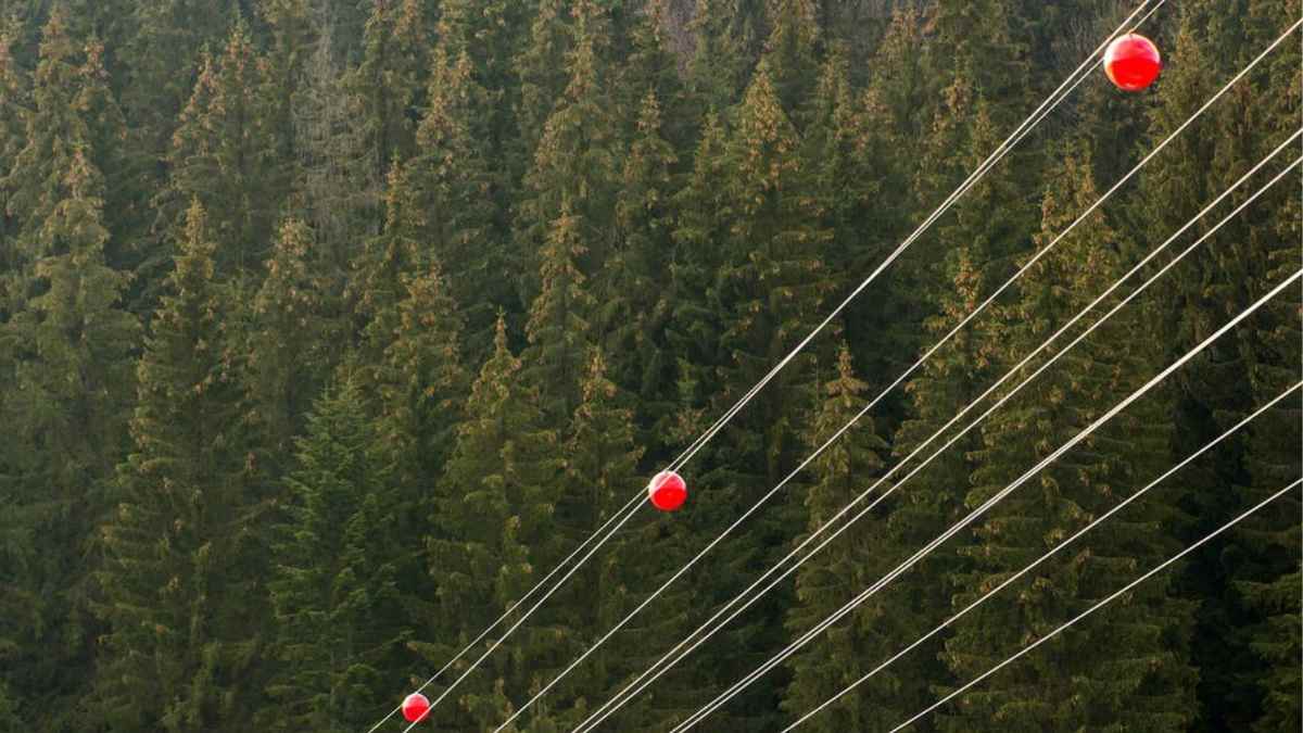 Bolas rojas en cables de alta tensión que señalan el tendido eléctrico a pilotos.
