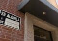 Cartel de 'SE ALQUILA' en edificio, relacionado con el Bono Joven de Alquiler en Madrid.