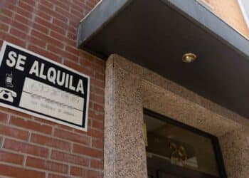 Cartel de 'SE ALQUILA' en edificio, relacionado con el Bono Joven de Alquiler en Madrid.