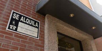 Cartel de 'SE ALQUILA' en edificio, relacionado con el Bono Joven de Alquiler en Madrid.