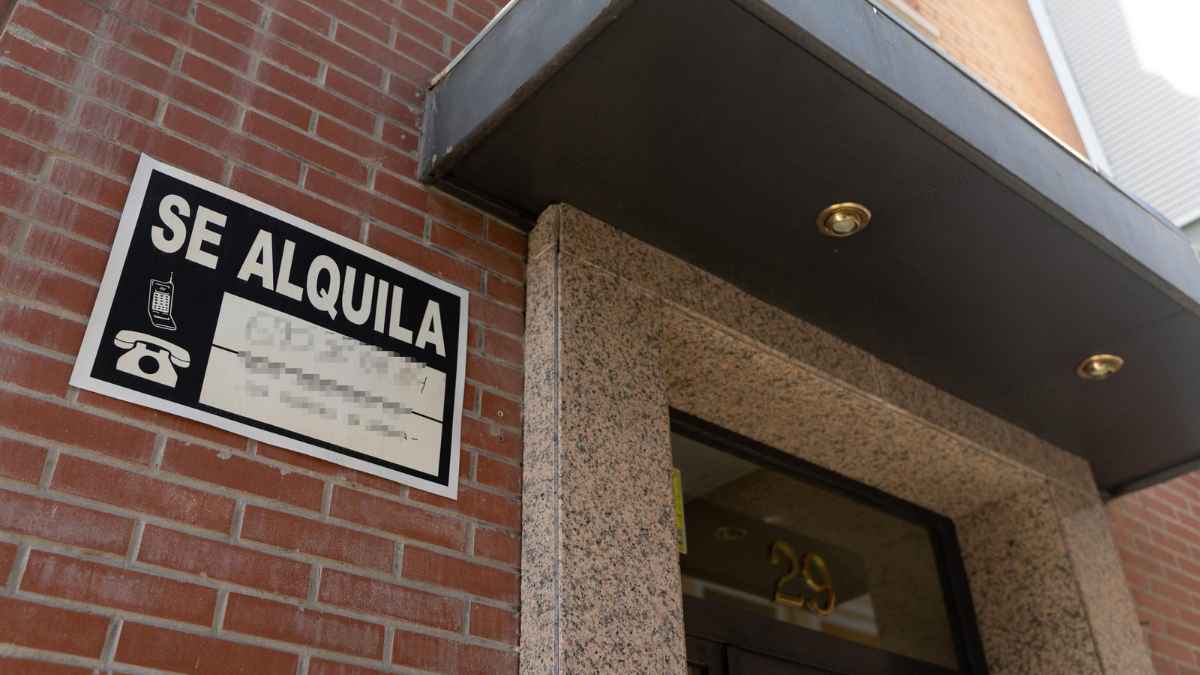 Cartel de 'SE ALQUILA' en edificio, relacionado con el Bono Joven de Alquiler en Madrid.