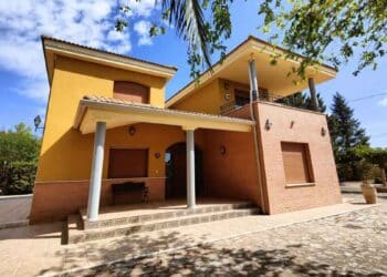 Casa unifamiliar en venta por CaixaBank, con 233 metros cuadrados y precio inferior a 40,000 euros.